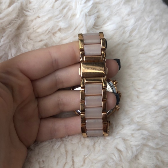 MICHAEL KORS ROSE GOLD WATCH - Picture 2 of 5